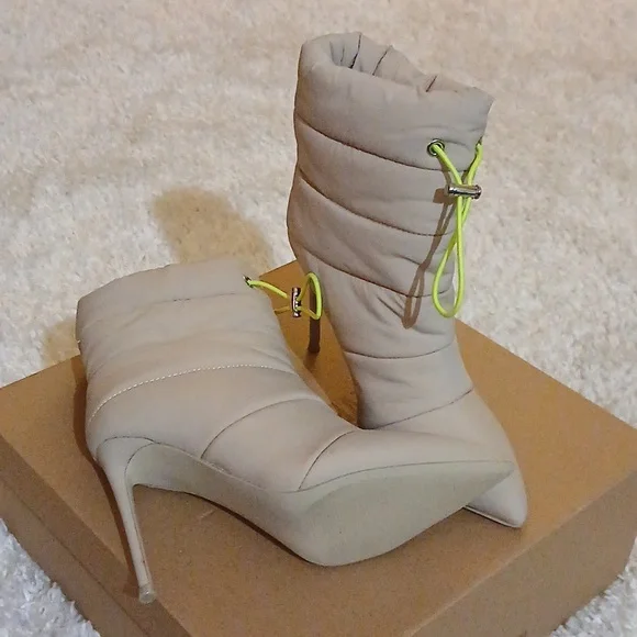 NWOT STEVE MADDEN puffer Boots - Picture 2 of 3